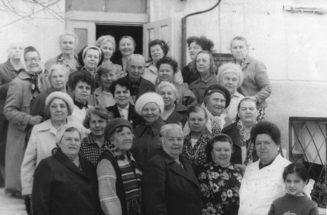 1992 год Сотрудники и клиенты 1 отделения дневного пребывания г.Бахчисарая. В центре директор Бойко Т